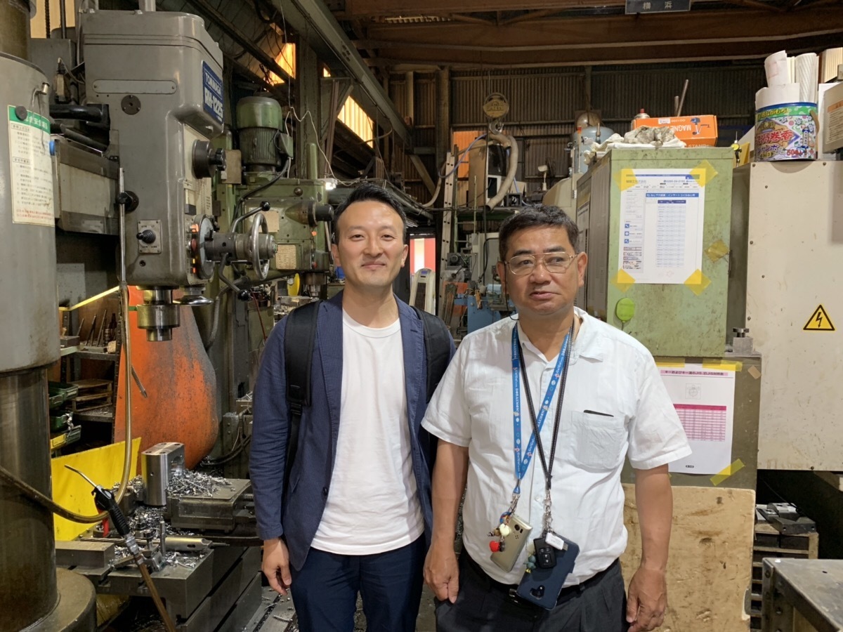 榛名工業様工場内で社長と